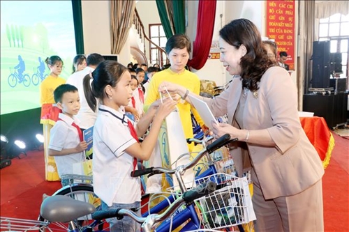 Phó chủ tịch nước Võ Thị Ánh Xuân trao quà tặng học sinh Hải Dương vượt khó học giỏi